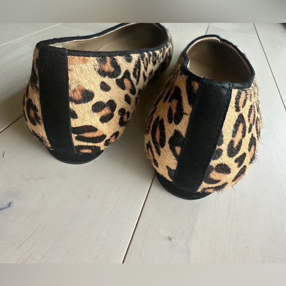 *SOLD* New Vaneli Animal Print Flats - Picture 4 of 10